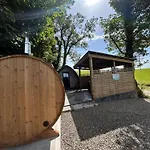 Paddock Pod - Sleeps 4 & Roofed Over Private Hot Tub & New Sauna