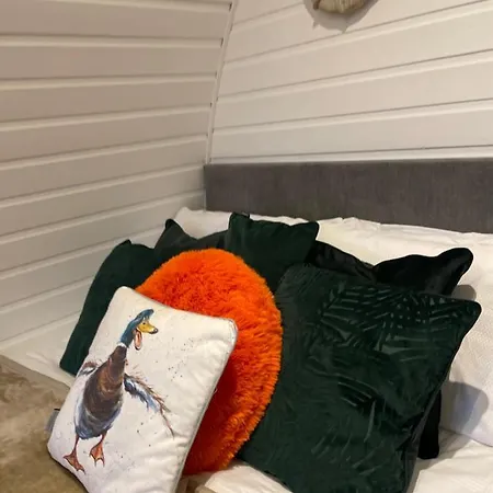 Capsule hotel Paddock Pod - Sleeps 4 & Roofed Over Private Hot Tub & New Sauna