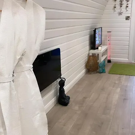 Paddock Pod - Sleeps 4 & Roofed Over Private Hot Tub & New Sauna 胶囊旅馆 *