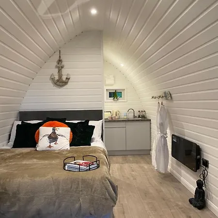 Capsule hotel Paddock Pod - Sleeps 4 & Roofed Over Private Hot Tub & New Sauna