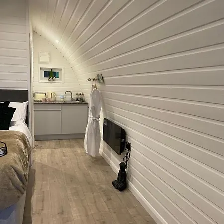 カプセルホテル Paddock Pod - Sleeps 4 & Roofed Over Private Hot Tub & New Sauna