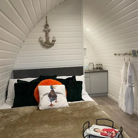 Kapszulahotel Paddock Pod - Sleeps 4 & Roofed Over Private Hot Tub & New Sauna *