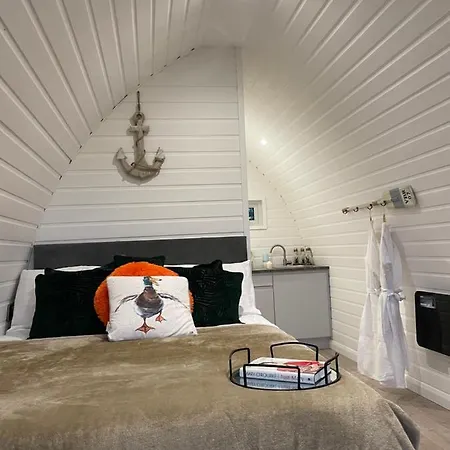 Paddock Pod - Sleeps 4 & Roofed Over Private Hot Tub & New Sauna 胶囊旅馆 *