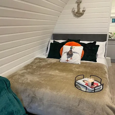Paddock Pod - Sleeps 4 & Roofed Over Private Hot Tub & New Sauna Capsule hotel Burnfoot