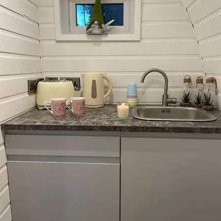 Paddock Pod - Sleeps 4 & Roofed Over Private Hot Tub & New Sauna *