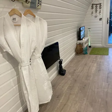 Paddock Pod - Sleeps 4 & Roofed Over Private Hot Tub & New Sauna Kapslový hotel Burnfoot
