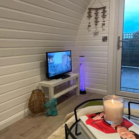 Paddock Pod - Sleeps 4 & Roofed Over Private Hot Tub & New Sauna Burnfoot