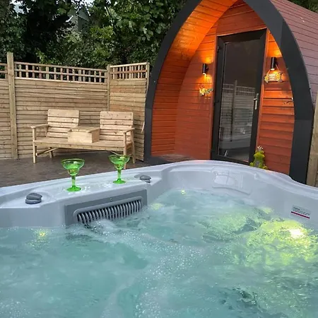 Capsule hotel Paddock Pod - Sleeps 4 & Roofed Over Private Hot Tub & New Sauna