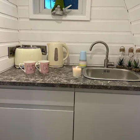 Paddock Pod - Sleeps 4 & Roofed Over Private Hot Tub & New Sauna * Burnfoot