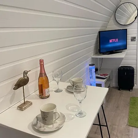 Paddock Pod - Sleeps 4 & Roofed Over Private Hot Tub & New Sauna * Burnfoot