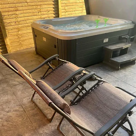Paddock Pod - Sleeps 4 & Roofed Over Private Hot Tub & New Sauna Kapszulahotel Burnfoot