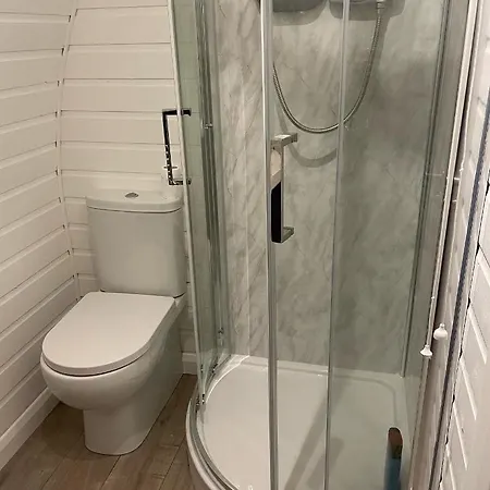 Paddock Pod - Sleeps 4 & Roofed Over Private Hot Tub & New Sauna 胶囊旅馆 *