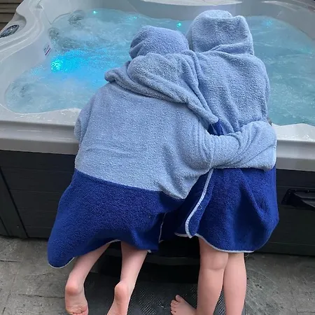 Paddock Pod - Sleeps 4 & Roofed Over Private Hot Tub & New Sauna * Burnfoot