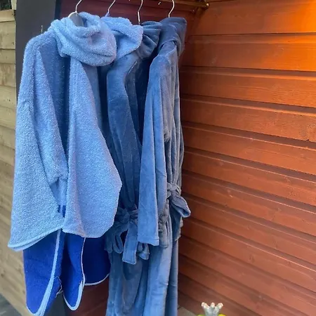 Paddock Pod - Sleeps 4 & Roofed Over Private Hot Tub & New Sauna 胶囊旅馆 *