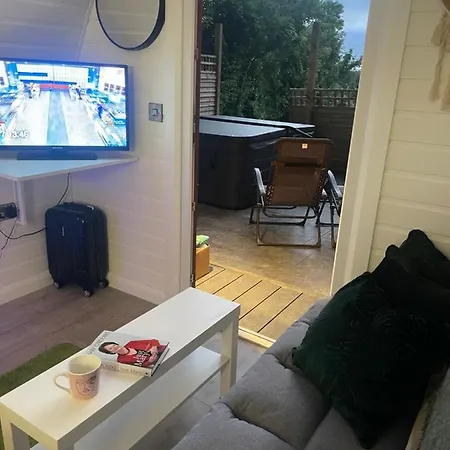 Paddock Pod - Sleeps 4 & Roofed Over Private Hot Tub & New Sauna *