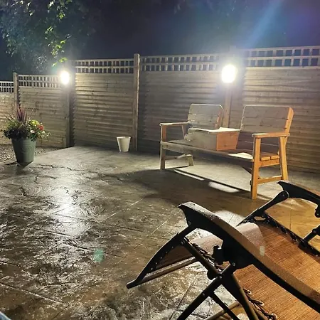 Paddock Pod - Sleeps 4 & Roofed Over Private Hot Tub & New Sauna