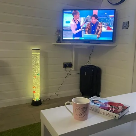 Paddock Pod - Sleeps 4 & Roofed Over Private Hot Tub & New Sauna 胶囊旅馆 *