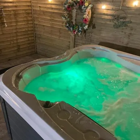 胶囊旅馆 Paddock Pod - Sleeps 4 & Roofed Over Private Hot Tub & New Sauna Burnfoot