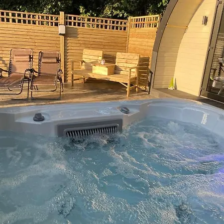 Paddock Pod - Sleeps 4 & Roofed Over Private Hot Tub & New Sauna 胶囊旅馆