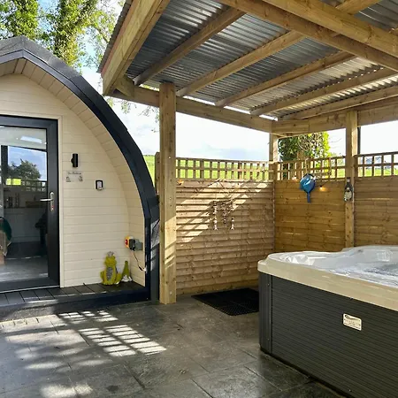 Kapszulahotel Paddock Pod - Sleeps 4 & Roofed Over Private Hot Tub & New Sauna *