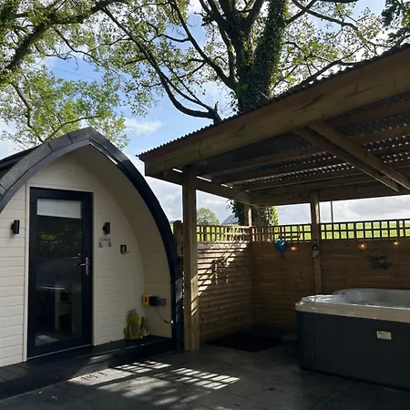 فندق-كبسولة Paddock Pod - Sleeps 4 & Roofed Over Private Hot Tub & New Sauna