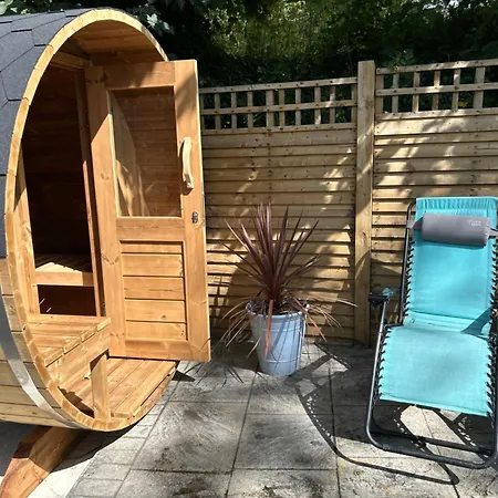 Paddock Pod - Sleeps 4 & Roofed Over Private Hot Tub & New Sauna * Burnfoot