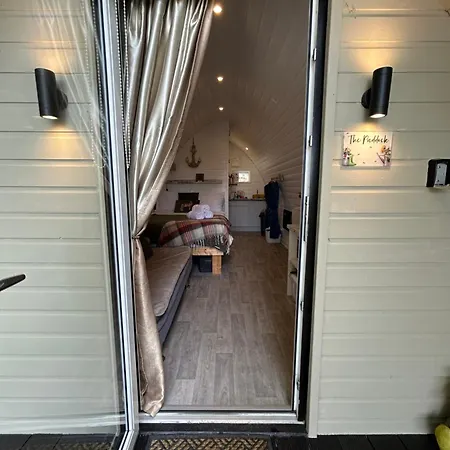 Paddock Pod - Sleeps 4 & Roofed Over Private Hot Tub & New Sauna