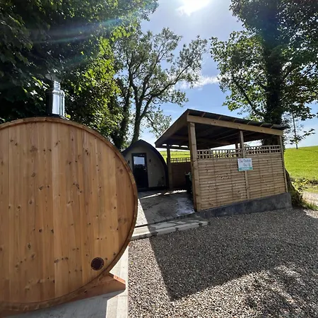 Paddock Pod - Sleeps 4 & Roofed Over Private Hot Tub & New Sauna