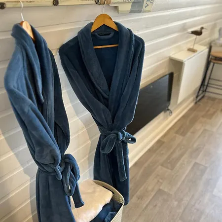 Paddock Pod - Sleeps 4 & Roofed Over Private Hot Tub & New Sauna *