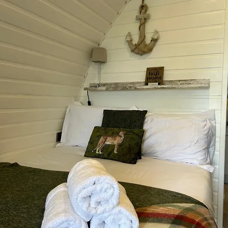 Paddock Pod - Sleeps 4 & Roofed Over Private Hot Tub & New Sauna