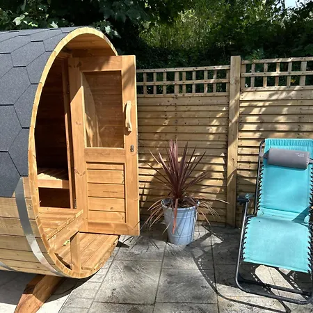 Paddock Pod - Sleeps 4 & Roofed Over Private Hot Tub & New Sauna Burnfoot
