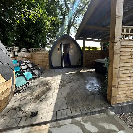 Paddock Pod - Sleeps 4 & Roofed Over Private Hot Tub & New Sauna *