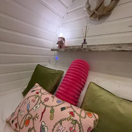 Capsule hotel Paddock Pod - Sleeps 4 & Roofed Over Private Hot Tub & New Sauna *