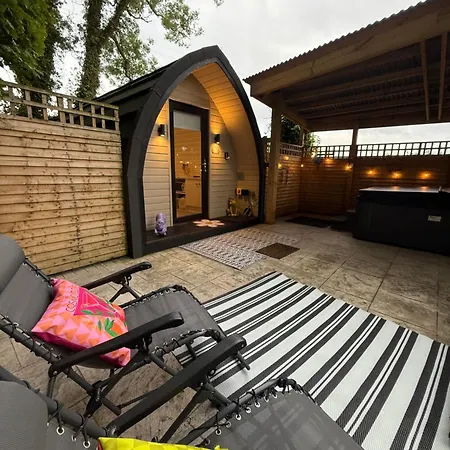 Paddock Pod - Sleeps 4 & Roofed Over Private Hot Tub & New Sauna 胶囊旅馆 *