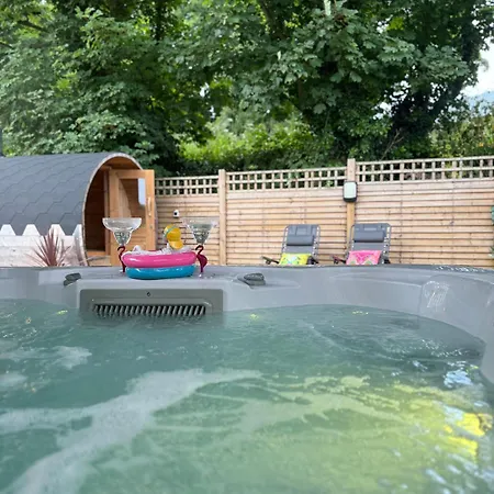 Paddock Pod - Sleeps 4 & Roofed Over Private Hot Tub & New Sauna
