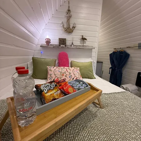 Capsule hotel Paddock Pod - Sleeps 4 & Roofed Over Private Hot Tub & New Sauna *