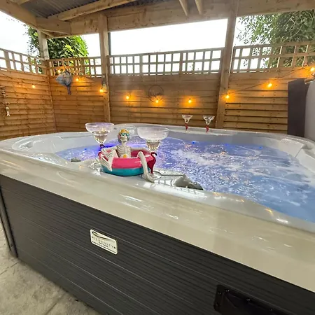 Paddock Pod - Sleeps 4 & Roofed Over Private Hot Tub & New Sauna *