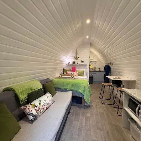 Paddock Pod - Sleeps 4 & Roofed Over Private Hot Tub & New Sauna Burnfoot