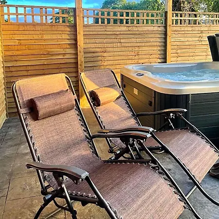 Kapslový hotel Paddock Pod - Sleeps 4 & Roofed Over Private Hot Tub & New Sauna Burnfoot