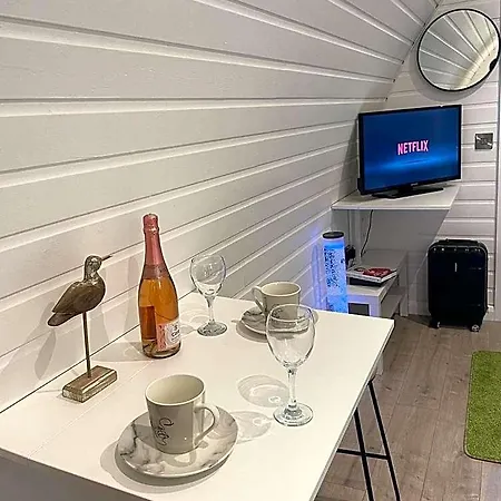 Paddock Pod - Sleeps 4 & Roofed Over Private Hot Tub & New Sauna * Burnfoot