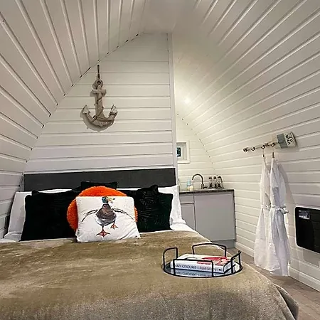 Paddock Pod - Sleeps 4 & Roofed Over Private Hot Tub & New Sauna
