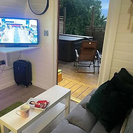 Paddock Pod - Sleeps 4 & Roofed Over Private Hot Tub & New Sauna * Burnfoot