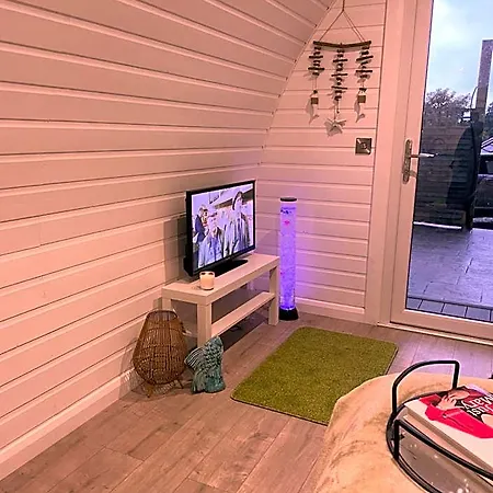 Paddock Pod - Sleeps 4 & Roofed Over Private Hot Tub & New Sauna Kapslový hotel *