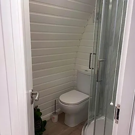 Paddock Pod - Sleeps 4 & Roofed Over Private Hot Tub & New Sauna Kapslový hotel Burnfoot