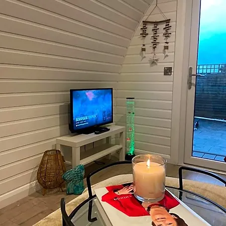 Kapslový hotel Paddock Pod - Sleeps 4 & Roofed Over Private Hot Tub & New Sauna
