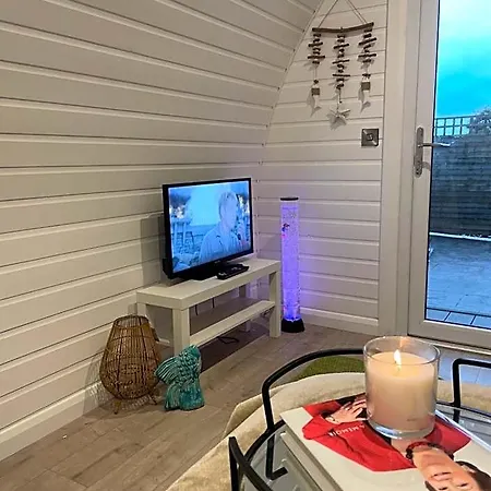 Kapslový hotel Paddock Pod - Sleeps 4 & Roofed Over Private Hot Tub & New Sauna