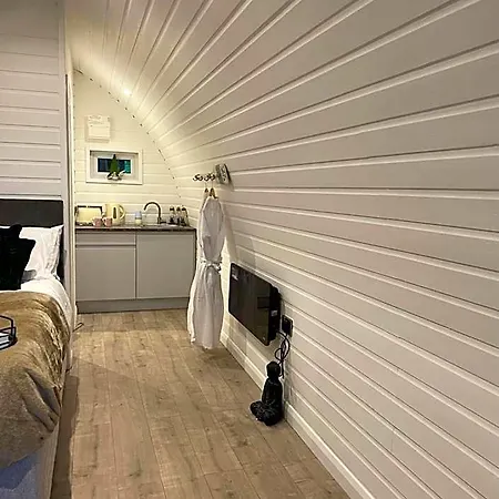 Paddock Pod - Sleeps 4 & Roofed Over Private Hot Tub & New Sauna