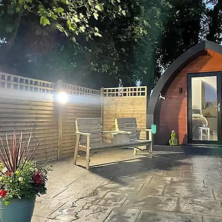 Kapslový hotel Paddock Pod - Sleeps 4 & Roofed Over Private Hot Tub & New Sauna