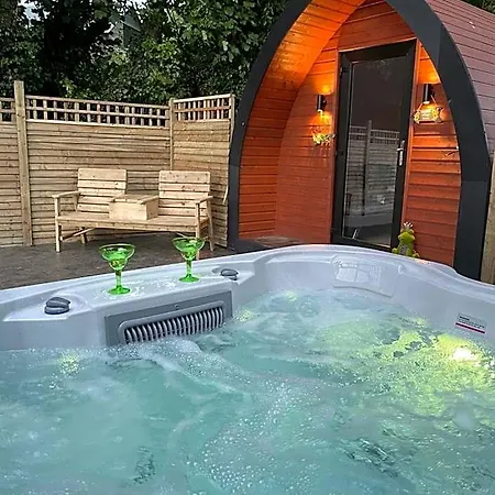 Paddock Pod - Sleeps 4 & Roofed Over Private Hot Tub & New Sauna Kapslový hotel