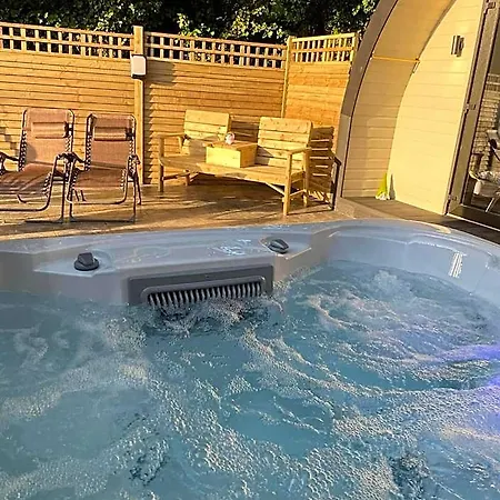 Paddock Pod - Sleeps 4 & Roofed Over Private Hot Tub & New Sauna